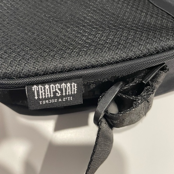 BLACK ON BLACK TRAPSTAR T BAG🔥 - Picture 4 of 7